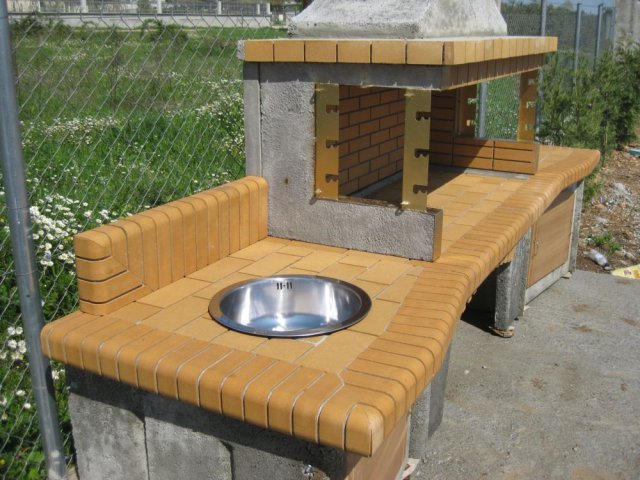 21-4-2011    .T  Stercamin (sk 1004)   , bbq,   , .
garden brick barbecue
